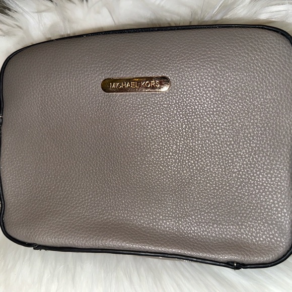 Micheal kors crossbody - Picture 2 of 6
